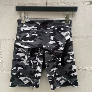 NWOT: Onzie Mini Biker Short and Ride Bra Set, Grey/Black/White Camo print, S/M